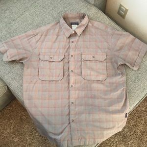 Men’s Patagonia large shirt sleeve collared shirt.